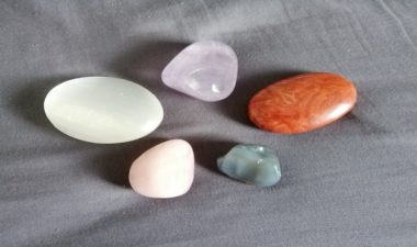 Certaines pierres de soins comme le quartz rose peuvent aider à améliorer le sommeil