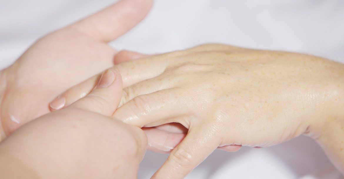 Atelier d'automassage en réflexologie palmaire (massage des mains) chez les particuliers à domicile, au cabinet ou en entreprise