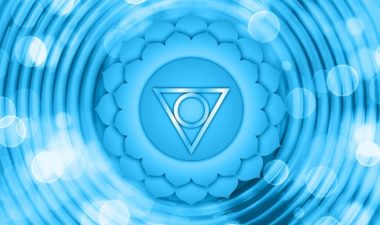 Le chakra de la gorge est le 5ème chakra représenté par la couleur bleue. Il représente la communication
